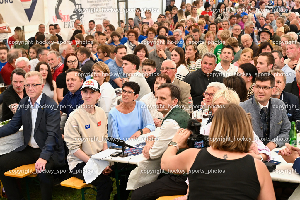 Empfang Daniel Tschofenig | Einzug Daniel Tschofenig, Mama Monika Tschofenig, Papa Gerhard Tschofenig, Empfang Daniel Tschofenig, Empfang Daniel Tschofenig am 10.05.2025 in Hohenthurn (Mehrzweckhaus Hohenthuurn), Austria, (Photo by Bernd Stefan)