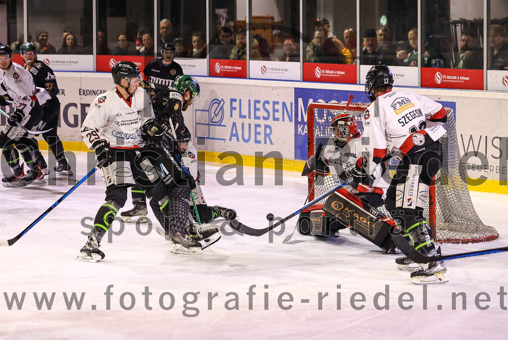 2024-03-15_075_TSV_Erding_gegen_EHC_Koenigsbrunn | Erding, Deutschland, 15.03.2024:
Eishockey, Bayernliga Playoffs 2023 / 2024, 3. Spieltag, TSV Erding gegen EHC Königsbrunn, Endergebnis: 3:4 n. V.

Dominic Erdt (EHC Königsbrunn, #29), Thomas Plihal (Erding Gladiators, #39), Torwart Stefan Vajs (EHC Königsbrunn, #32), Luca Szegedin (EHC Königsbrunn, #13)

Foto: Christian Riedel / fotografie-riedel.net
