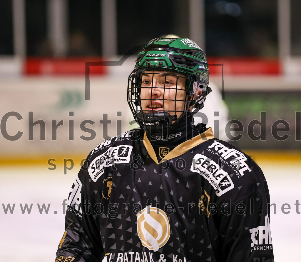 2024-02-23_041_TSV_Erding_gegen_ERSC_Amberg | Erding, Deutschland, 23.02.2024:
Eishockey, Bayernliga Playoffs 2023 / 2024, 3. Spieltag, TSV Erding gegen ERSC Amberg, Endergebnis: 2:3 n. V.

Simon Franz (Erding Gladiators, #4)

Foto: Christian Riedel / fotografie-riedel.net