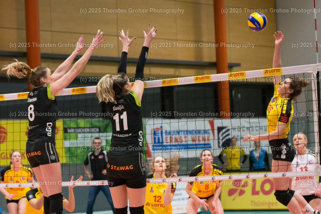 VBL VFB SUHL vs. LADIES IN BLACK AACHEN | Aachen in SCHWARZ gegen Suhl in GELB; VBL VFB SUHL vs. LADIES IN BLACK AACHEN, Volleyball-Bundesliga Frauen am 03.02.2018 in der Multihalle in Meiningen, (Deutschland) - Realisiert mit Pictrs.com