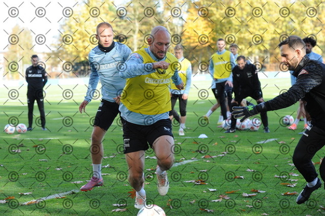 RGE_7889 | Hertha BSC, 2.Bundesliga, Herren, Saison 2025/26, Training, im Bild vorn Toni Leistner ( Hertha BSC ),  dahinter Jon Dabur Thorsteinsson ( Hertha BSC ),   Fotograf:  Ralf Gebhardt,  - Realisiert mit Pictrs.com