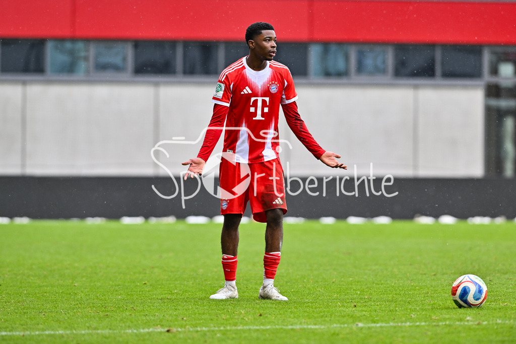 FC Bayern München - Berliner Athletik Klub | MUNICH, GERMANY - 21. FEBRUARY: am BAll Allen LAMBE (FC Bayern München U19 8) / Einzelfoto / Freisteller während dem Spiel zwischen der U19 des FC Bayern München und der U19 des Berliner Athletik Klubs am 3. Spieltag der DFB-U19 Nachwuchsliga am FC Bayern Campus