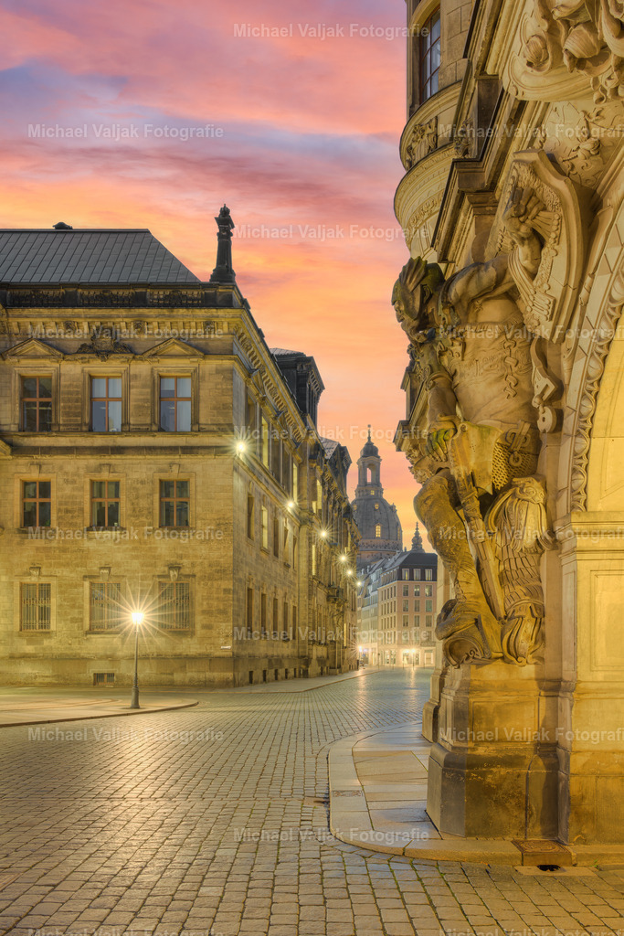 Augustusstraße in Dresden am Morgen | Blick vom Georgentor entlang der Augustusstraße zur Frauenkirche kurz vor Sonnenaufgang. Der Himmel färbt sich bunt während die Gebäude noch beleuchtet werden. - Realisiert mit Pictrs.com