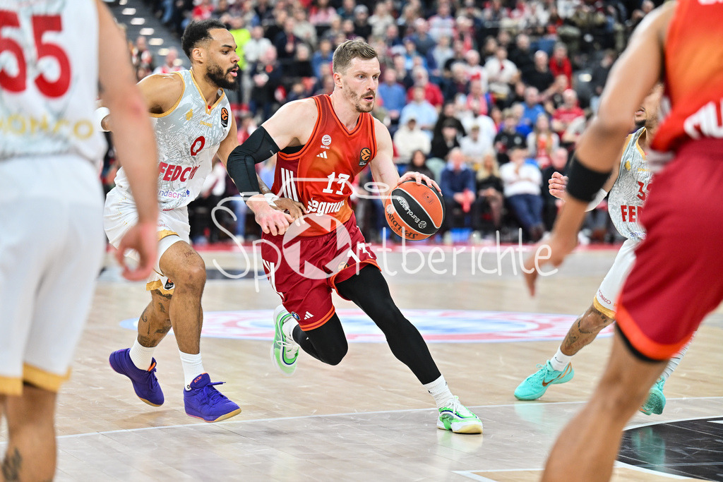 FC Bayern Basketball - AS Monaco Basket | MUNICH, GERMANY - 05. FEBRUARY: im Duell Elie OKOBO (AS Monaco Basket 0) und Andreas OBST (FC Bayern Basketball 13) während dem Match zwischen dem FC Bayern Basketball und dem AS Monaco Basket am 27. Spieltag der EuroLeague im SAP GARDEN