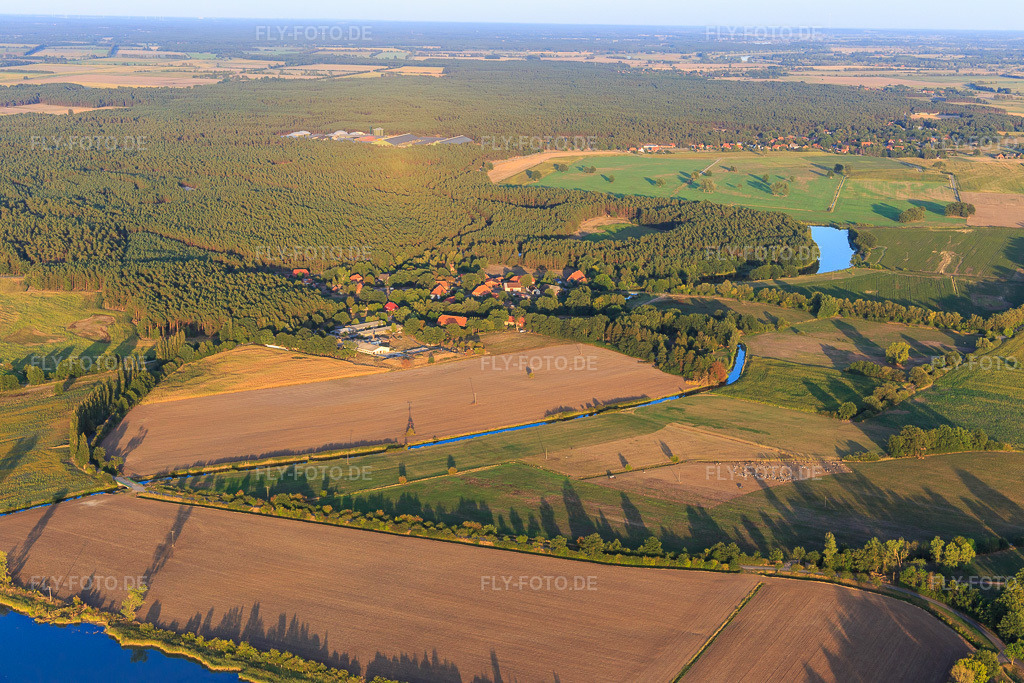 Luftbild: Dorfansicht aus Westen im Ortsteil Stixe in Amt Neuhaus im Bundesland Niedersachsen in Deutschland. Foto: IMG_110548.jpg vom 21.08.2018 durch Werner Riehm/FLY-FOTO.de