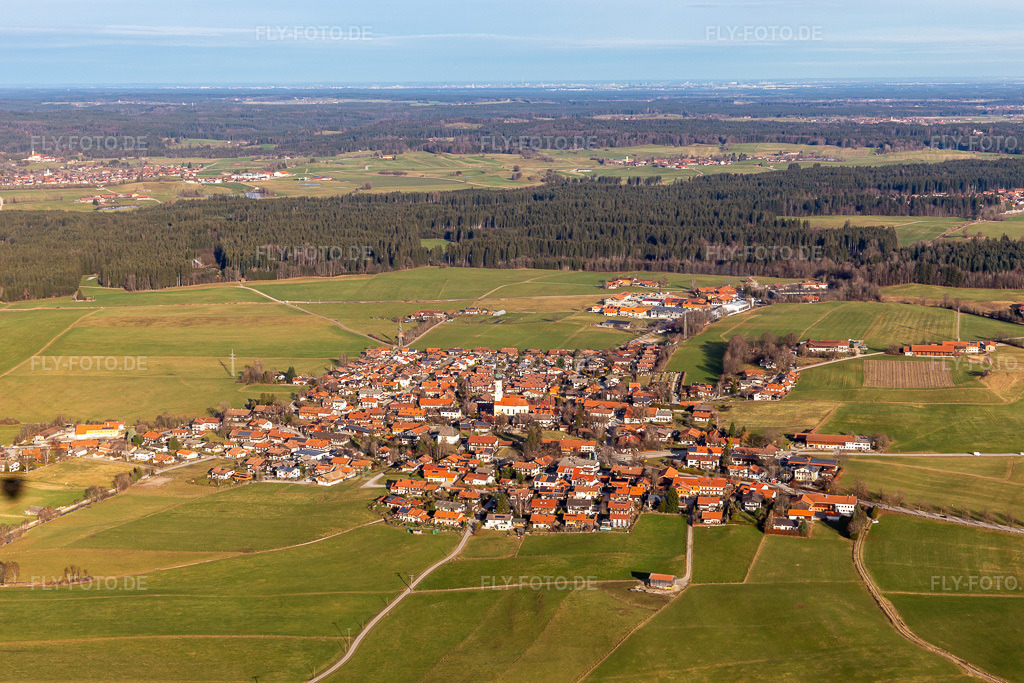 Luftbild: Ortsansicht von Süden in Waakirchen im Bundesland Bayern in Deutschland. Foto: IMG_139632.jpg vom 28.12.2023 durch Werner Riehm/FLY-FOTO.de