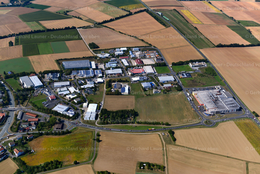 3650570 | WALDBüTTELBRUNN 13.09.2016 Industrie- und Gewerbegebiet am Rande von landwirtschaftlich genutzen Feldern und Äckern  in Waldbüttelbrunn im Bundesland Bayern, Deutschland // Industrial and commercial area on the edge of agricultural fields and fields  in Waldbüttelbrunn in the state Bavaria, Germany Foto: Gerhard Launer