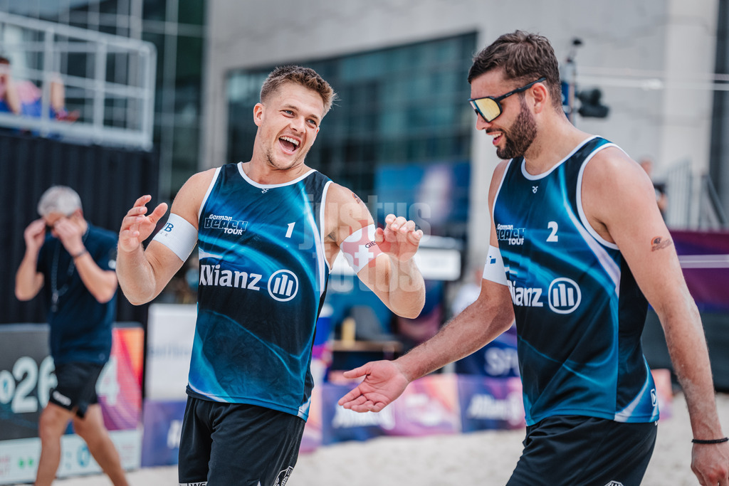Beachvolleyball | Männer | German Beach Tour 2024 | Tourstop Bremen | 07.06.2024 | v.l. Luis Kubo und Nico Wegner fröhlich