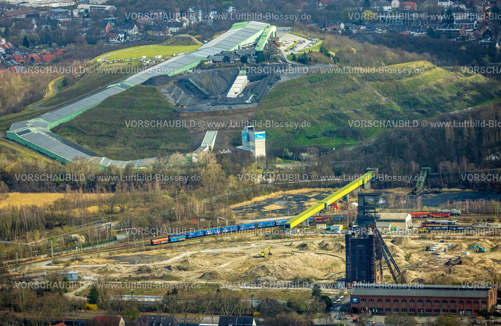 Bottrop260306162 | Luftbild, alpincenter Skihalle Freizeitanlage mit Solardach Halde Prosperstraße, Baustelle mit Neubau Lifttunnel, unten Zeche Prosper II, Malakoffturm und ELORIA â€“ Erlebnisfabrik und Eventlocation, Welheim, Bottrop, Ruhrgebiet, Nordrhein-Westfalen, Deutschland