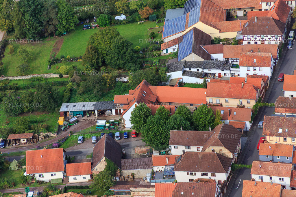 Luftbild: Hauptstraße von Osten im Ortsteil Heuchelheim in Heuchelheim-Klingen im Bundesland Rheinland-Pfalz in Deutschland. Foto: IMG_072654.jpg vom 19.09.2014 durch Werner Riehm/FLY-FOTO.deAuflösung des Originals: 5472 x 3648 px