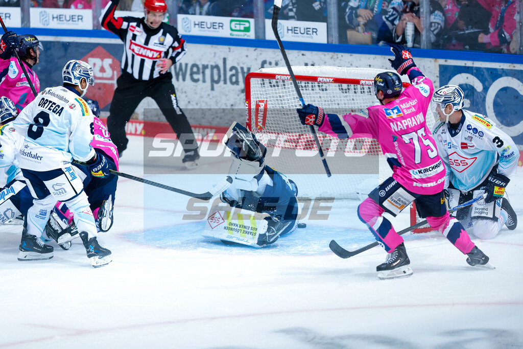 Eishockey | Julius Hudacek geschlagen am Boden - © Sportfoto-Sale (Jan Brüggemann) - Realisiert mit Pictrs.com