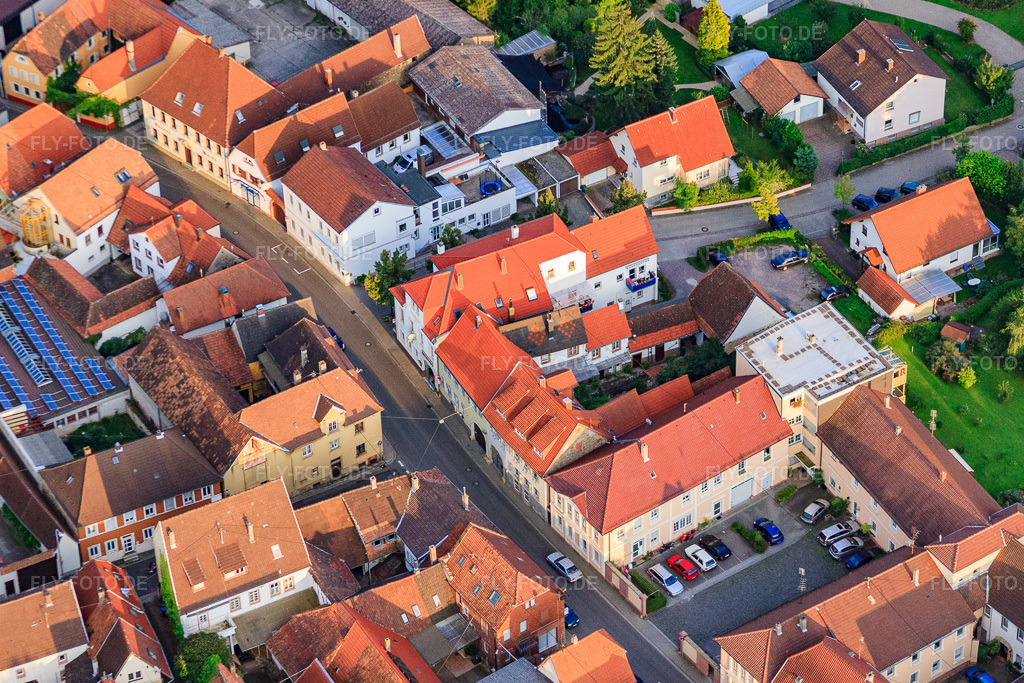 Luftbild: Godramsteiner Hauptstr im Ortsteil Godramstein in Landau im Bundesland Rheinland-Pfalz in Deutschland. Foto: IMG_33007.jpg vom 03.09.2010 durch Werner Riehm/FLY-FOTO.deAuflösung des Originals: 4638 x 3092 px