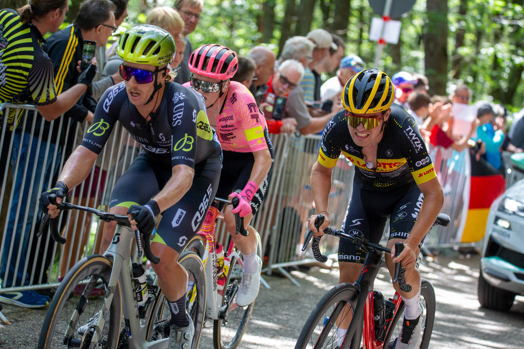 Lidl Deutschland Tour 2024 (Radsport), 4. Etappe und letzte Etappe Von Annweiler am Trifels nach Saarbrücken (182,7 KM). Bild: Ankunft an der Kalmit, dem höchsten Berg im Pfälzerwald | Lidl Deutschland Tour 2024 (Radsport), 4. Etappe und letzte Etappe Von Annweiler am Trifels nach Saarbrücken (182,7 KM). Bild: Ankunft an der Kalmit, dem höchsten Berg im Pfälzerwald - Realisiert mit Pictrs.com