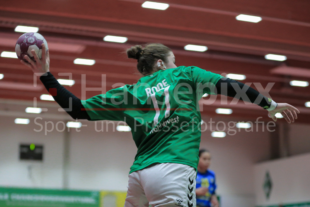 Handball, 2. Bundesliga Frauen, SV Werder Bremen - HC Leipzig | v.li.: Elaine Rode (SV Werder Bremen, 77) beim Wurf, am Ball, Spielszene, Aktion, Action