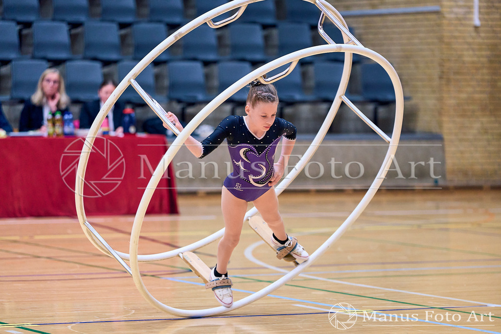 2024-11-09-2-D-DSC01917 | Professionelle Sportfotografie in Hamburg, Schleswig-Holstein und Niedersachsen – spezialisiert auf Rhönrad, Geräteturnen, Leistungsturnen und rhythmische Sportgymnastik. Bundesweite Begleitung von Rhönrad-Events. Jetzt Sport-Fotos - Realisiert mit Pictrs.com