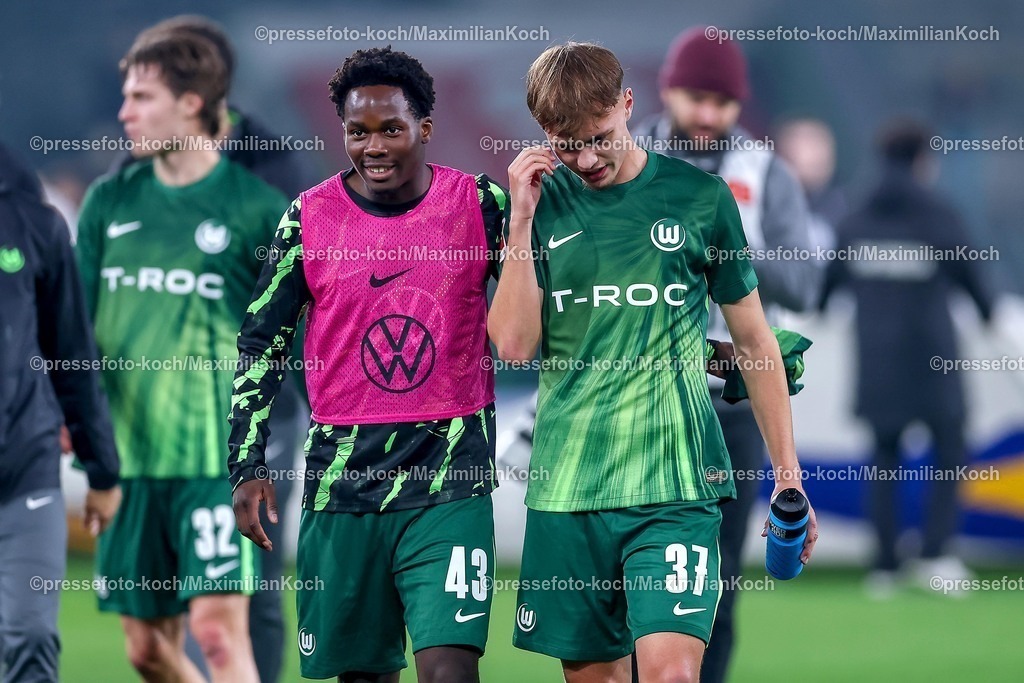 BMG13122502220 | 13.12.2025, Fußball, Borussia Mönchengladbach - VfL Wolfsburg, 1. Fußball Bundesliga, 14.Spieltag, Borussia-Park, Saison 2025 2026: Trevor Benedict (VfL Wolfsburg #43) glücklich neben Pharell Hensel (VfL Wolfsburg #37)   DFB regulations prohibit any use of photographs as image sequences and or quasi-video.