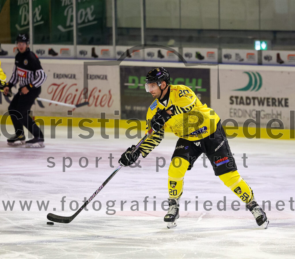 2025-10-10_118_TSV_Erding_gegen_onesto_Tigers_Bayreuth | Erding, Deutschland, 10.10.2025:Eishockey, Oberliga Süd 2025 / 2026, 7. Spieltag, TSV Erding gegen onesto Tigers Bayreuth, Endergebnis: 2:5Adam Schuster (onesto Tigers Bayreuth, #20)Foto: Christian Riedel / fotografie-riedel.net