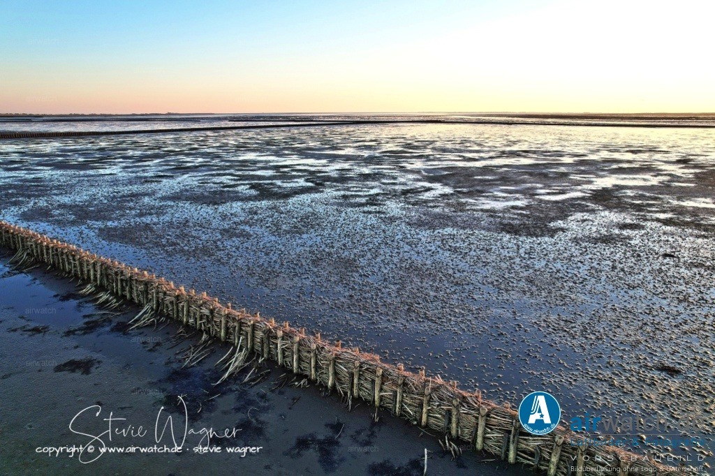 Landgewinnung & Küstenschutz in Nordfriesland | Entdecken Sie atemberaubende Luftbilder und Fotografien auf airwatch.de - Tauchen Sie ein in eine Welt voller faszinierender Aufnahmen aus der Vogelperspektive.