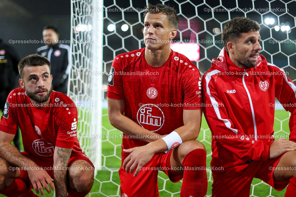 RWE3Liga25092402127 | 25.09.2024, Essen, Fußball,  Rot-Weiss Essen – Borussia Dortmund II (U23), bwin 3. Liga Herren, Stadion an der Hafenstraße, 7. Spieltag Saison 2024 2025: Abschlussjubel nach dem 3:1 Sieg -  Michael Schultz (RWE #4) (mitte)DFB regulations prohibit any use of photographs as image sequences and or quasi-video.