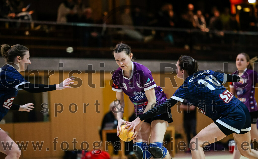 2024-02-03_024_SpVgg_Altenerding_gegen_SpVgg_Erdweg | Erding, Deutschland, 03.02.2024:
Handball, Bezirksoberliga Frauen Altbayern 2023 / 2024, 13. Spieltag, SpVgg Altenerding gegen SpVgg Erdweg, Endergebnis: 25:21

Julia Kranich (SpVgg Altenerding, #9), Christina Baumann (SpVgg Erdweg, #10)

Foto: Christian Riedel / fotografie-riedel.net