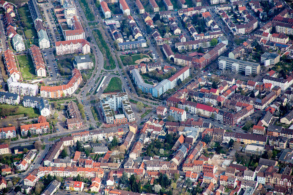 Luftbild: Platz Rheingoldplatz an der Straßenbahnendhaltestelle Neckarau West im Innenstadt- Zentrum im Ortsteil Neckarau im Ortsteil Niederfeld in Mannheim im Bundesland Baden-Württemberg in Deutschland. Foto: IMG_076958.jpg vom 12.04.2015 durch Werner Riehm/FLY-FOTO.de