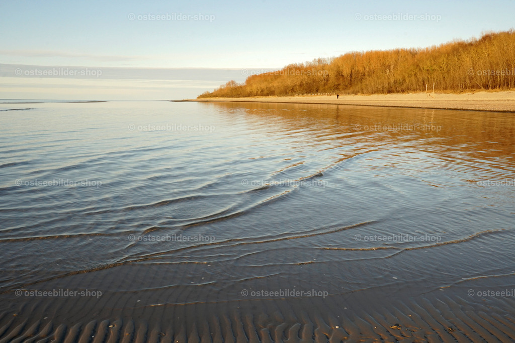 Windstiller Abend im April | Eine Sandbank wird bei Niedrigwasser der Ostsee von einer hauchdünnen Schicht Wasser bedeckt. Der einsame Küstensaum strahlt im letzten Licht des Abends.  