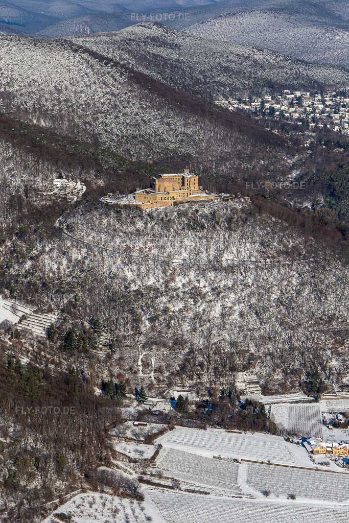 Luftbild: Winterluftbild im Schnee des Hambacher Schloß im Ortsteil Diedesfeld in Neustadt im Bundesland Rheinland-Pfalz in Deutschland. Foto: IMG_124575.jpg vom 11.02.2021 durch Werner Riehm/FLY-FOTO.de