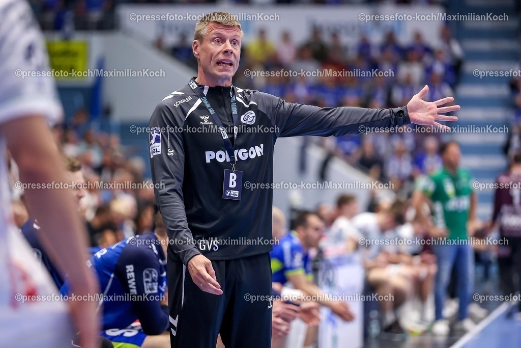 Gum30042601042 | 30.04.2026, Handball, 1. HBL, VfL Gummersbach - Frisch Auf! Göppingen, Saison 2025 / 2026 Herren, Schwalbe-Arena: Cheftrainer Guojon Valur Sigurosson (VfL Gummersbach #hc) enttäuscht Enttäuschung verärgert unzufrieden gestikulierend am Spielfeldrand  