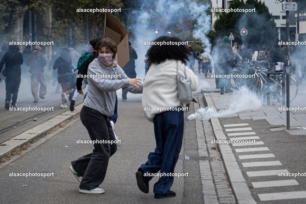 9L6A7586 | Des lycéens organisent de nouveaux blocages en Alsace le 13 octobre 2026, avant des rassemblements prévus à Strasbourg et à Mulhouse, en France. Cette mobilisation témoigne de la colère croissante des élèves face aux problèmes liés à l’éducation. Strasbourg - Realisiert mit Pictrs.com