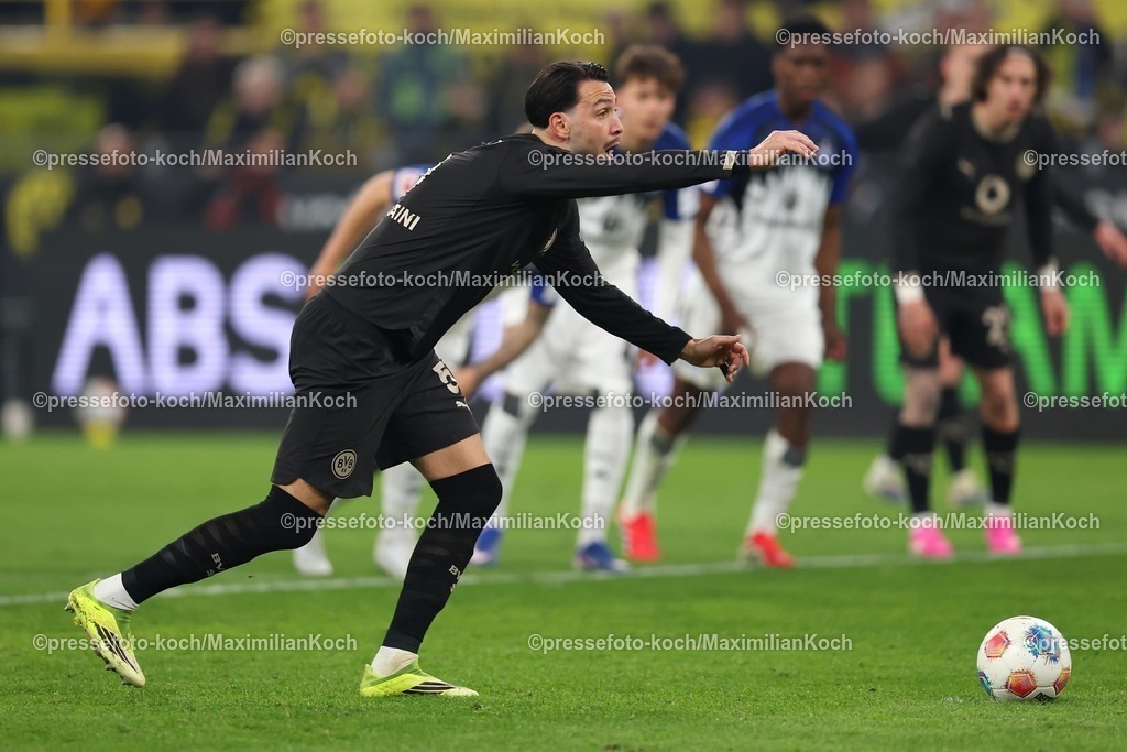 BVB21032601095 | 21.03.2026, Fußball, Borussia Dortmund - Hamburger SV, 1. Fußball Bundesliga, 27. Spieltag, Signal Iduna Park, Saison 2025 2026: Torjubel nach dem Tor zum 3:2 durch Torschütze Ramy Bensebaini&nbsp;(BVB #05)  zusammen mit   DFB regulations prohibit any use of photographs as image sequences and or quasi-video.