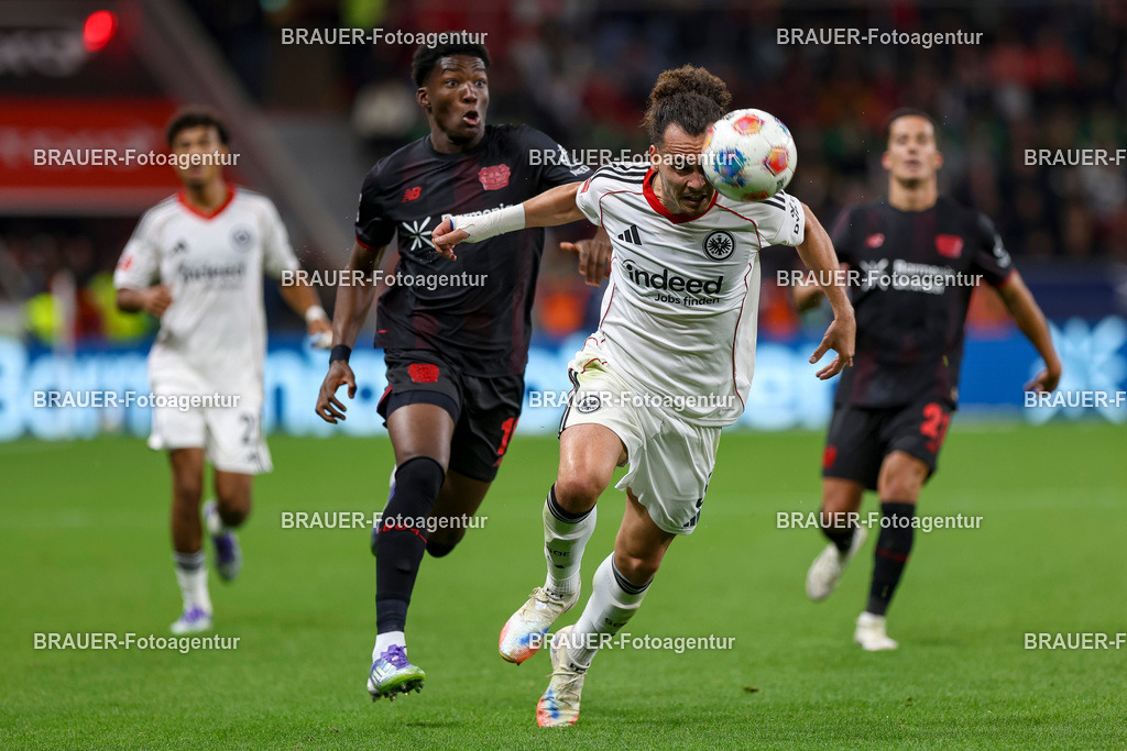 Bayer 04 Leverkusen vs Eintracht Frankfurt - Bundesliga  | Leverkusen, Deutschland, 12.09.25:   Ernest Poku (Bayer 04 Leverkusen) und Arthur Theate (Eintracht Frankfurt) im Kampf um den Ball waehrend des Spiels der Bundesliga zwischen  Bayer 04 Leverkusen vs Eintracht Frankfurt in der BayArena(Foto von Brauer-Fotoagentur / Adrian Schlueter)