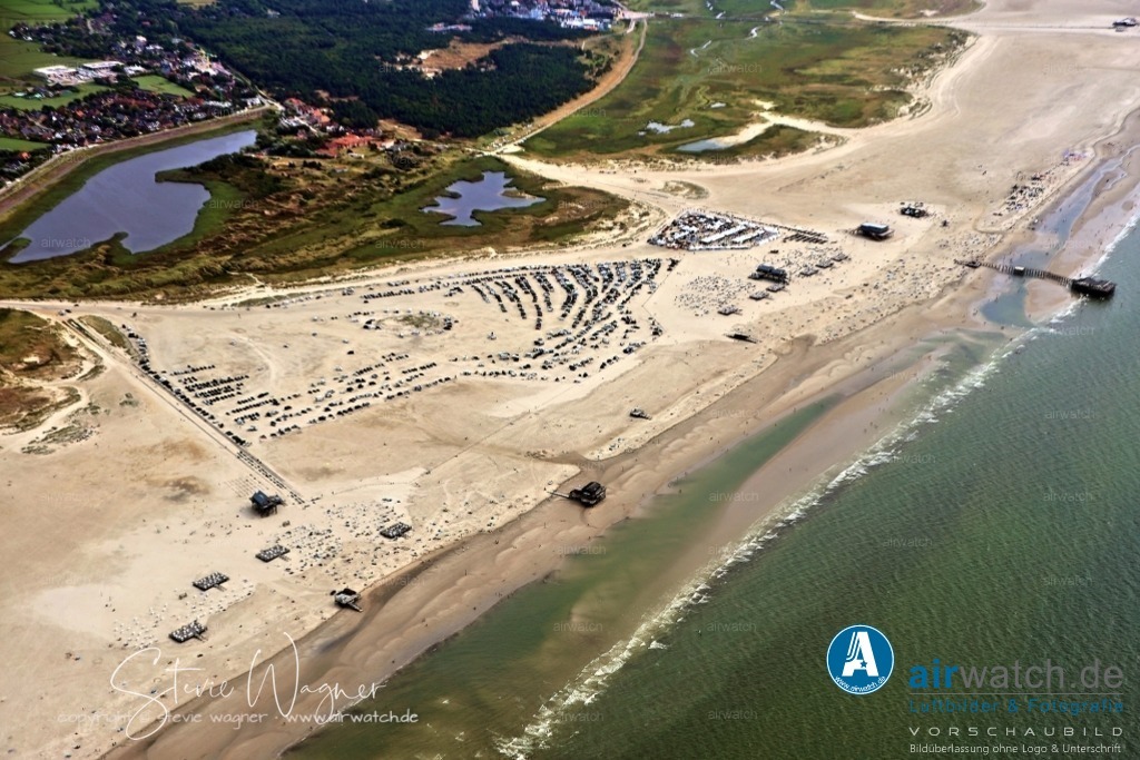 Luftbilder St.Peter-Ording | Die Gemeinde verfügt über ein umfangreiches Versorgungsangebot und ist ein beliebtes Ziel für Aktivurlauber, Erholungssuchende und Naturliebhaber. Besonders für Menschen mit eingeschränkter Mobilität gibt es spezielle Rollstühle für den Sandstrand.