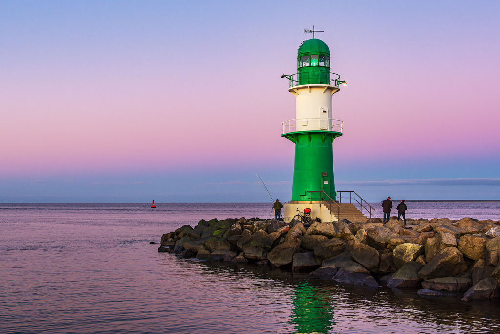 Mole und Molenturm an der Küste der Ostsee in Warnemünde | Mole und Molenturm an der Küste der Ostsee in Warnemünde.