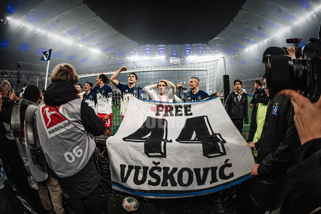 Fußball | Männer | Saison 2025/2026 | 1. Fußball-Bundesliga | 13. Spieltag | Hamburger SV vs. SV Werder Bremen | 07.12.2025 | Nach dem Sieg feiert der HSV mit einem Free 44 Vuscovic Transparent Banner Mario v.l. Luka Vuskovic (#44, HSV), Nicolas Capaldo (#24, HSV) und Miro Muheim (#28, HSV)