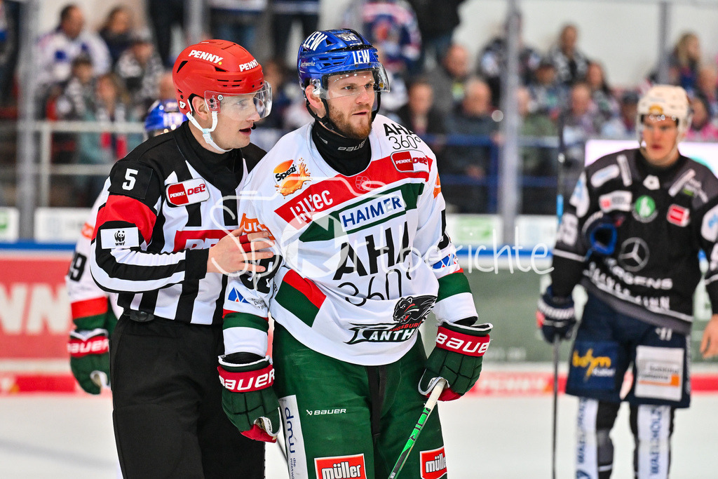 Iserlohn Roosters - Augsburger Panther | Hauptschiedsrichter Andre SCHRADER muss in dieser Situation Maximilian RENNER (Augsburger Panther #58) beruhigen / DEL: Iserlohn Roosters - Augsburger Panther, Eissporthalle Iserlohn am 07.03.2025