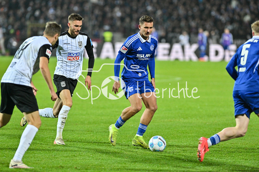 SSV Ulm 1846 Fussball - FC Schalke 04 | Paul SEGUIN (FC Schalke #7) setzt sich in der Gegnerischen Haelfte durch / Duell / Zweikampf / 2. Bundesliga: SSV Ulm 1846 Fussball - FC Schalke 04, Donaustadion am 01.11.2024