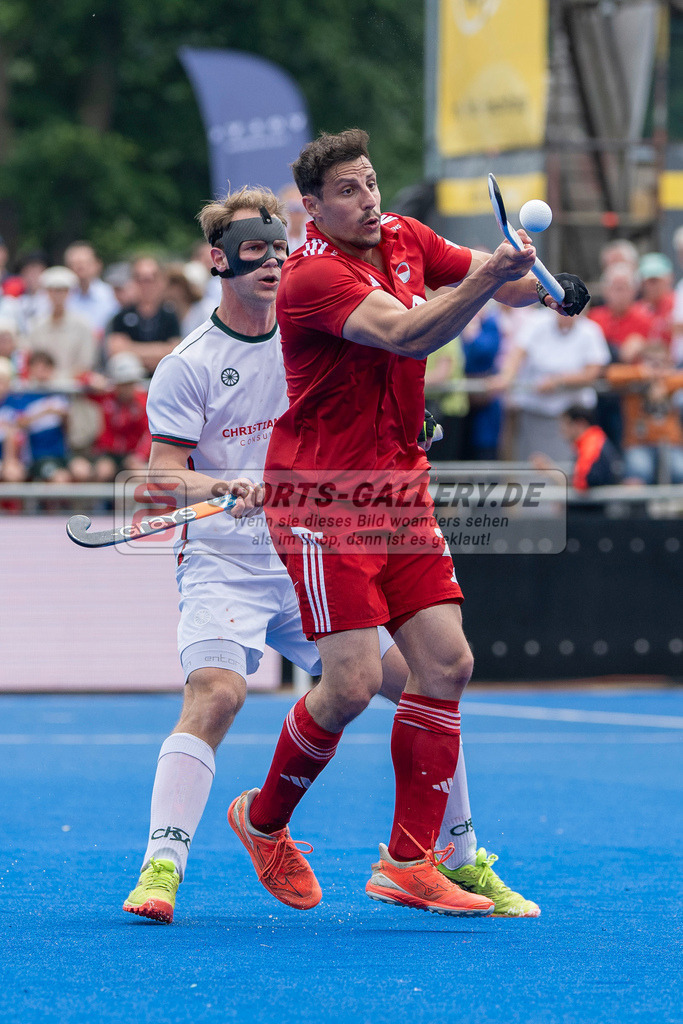Final4_20250601-1459-Z82_9257 | Krefeld, Deutschland, 01.06.2025:  Feldhockey Final4 2025 – „Deutsche Feldhockey-Meisterschaften 2025“ Crefelder HTC - Rot-Weiss Köln (Finale Herren) im Gerd-Wellen-Hockeyanlage am 01.06.2025 in Krefeld, Deutschland. (Foto von Kramhöller/Fehrmann/Kaste)Krefeld, Germany, 01.06.2025: Feldhockey Final4 2025 – „Deutsche Feldhockey-Meisterschaften 2025“ Harvestehuder HTC - Düsseldorfer HC (Finale Damen) in Gerd-Wellen-Hockeyanlage at 01.06.2025 in Krefeld, Deutschland. (Foto from Kramhöller/Fehrmann/Kaste)