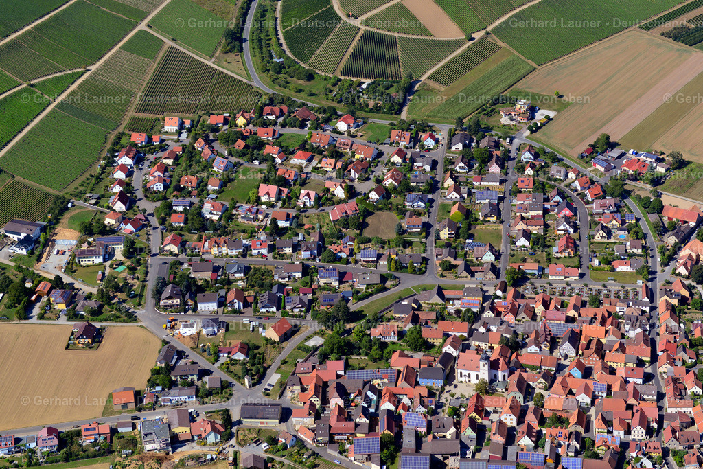 3650289 | UNTEREISENHEIM 31.08.2016 Ortsansicht am Rande von landwirtschaftlichen Feldern und Nutzflächen  in Untereisenheim im Bundesland Bayern, Deutschland // Village view on the edge of agricultural fields and land  in Untereisenheim in the state Bavaria, Germany Foto: Gerhard Launer