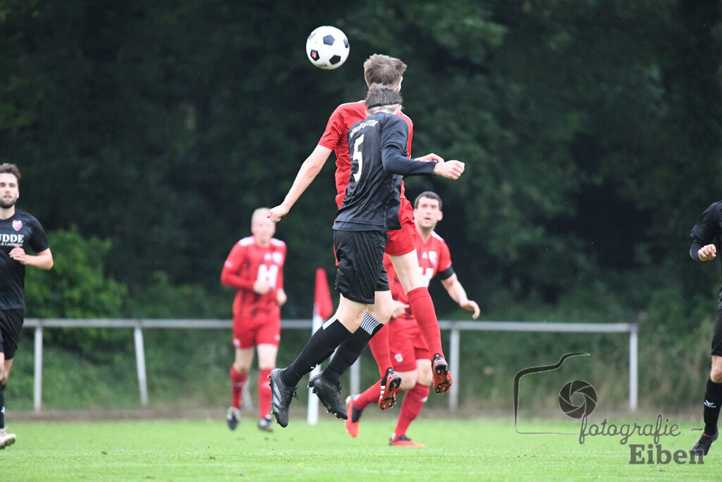 SVE Wiefelstede-TV Metjendorf | Herren Kreisliga; SVE Wiefelstede (schwarz)-TV Metjendorf (rot) am 31.05.2024; in Wiefelstede (Am Breeden), Photo: Philip Eiben 2024 - Realisiert mit Pictrs.com