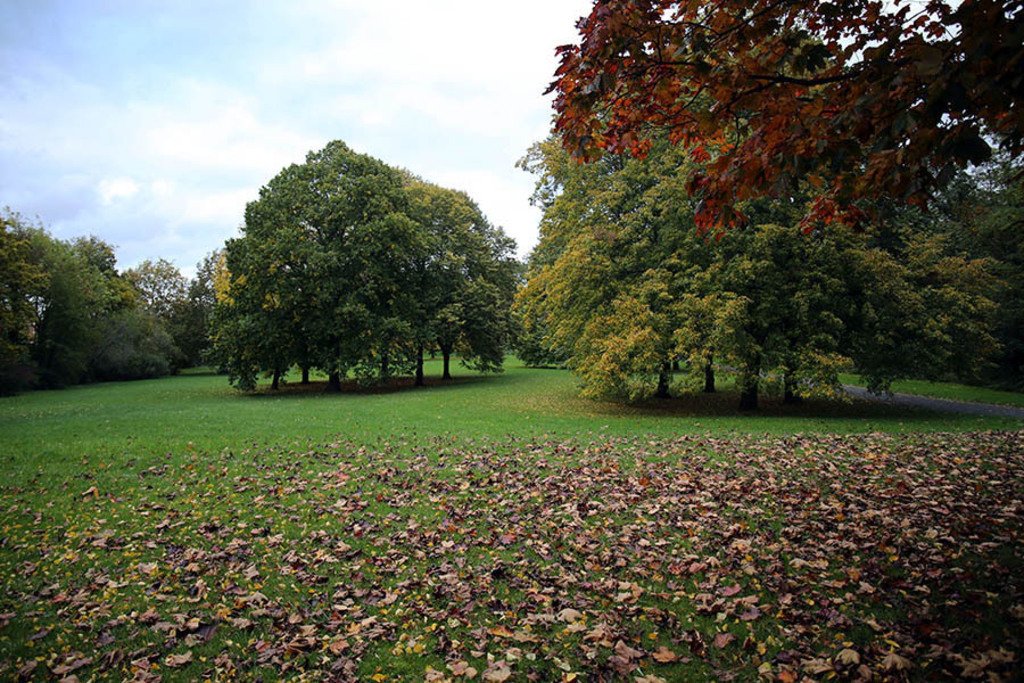Foto: Leipzig - Etzoldsche Sandgrube - Park und Gedenkort | Das Team hinter BILDLEXIKON LEIPZIG bündelt historische wie aktuelle Informationen über die Stadt Leipzig in Text und Bild auf einer Plattform und stellt diese der interessierten Öffentlichkeit zur Verfügung.