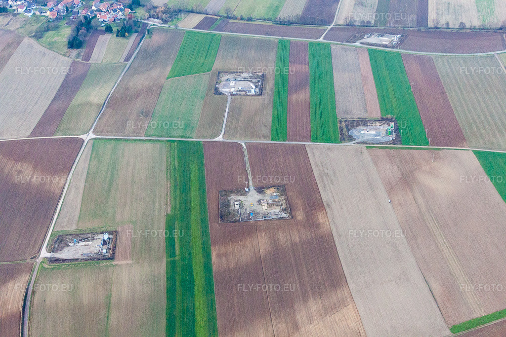 Vue aérienne: Scheibenhardt, production pétrolière à Scheibenhard dans le département Bas Rhin, France. Photo: IMG_22974.jpg prise le 21/11/2009 par Werner Riehm/FLY-FOTO.euRésolution de l'original: 4752 x 3168 px