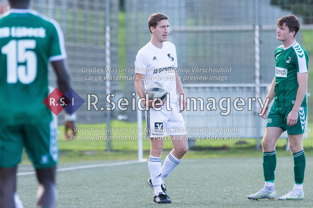 Fußball, Saison 2022/23, Flens-Oberliga, VfB Lübeck II - Heider SV, Lohmühle KR (Lübeck), 16.10.2022, 14. Spieltag | David Quade (#2, Heide)