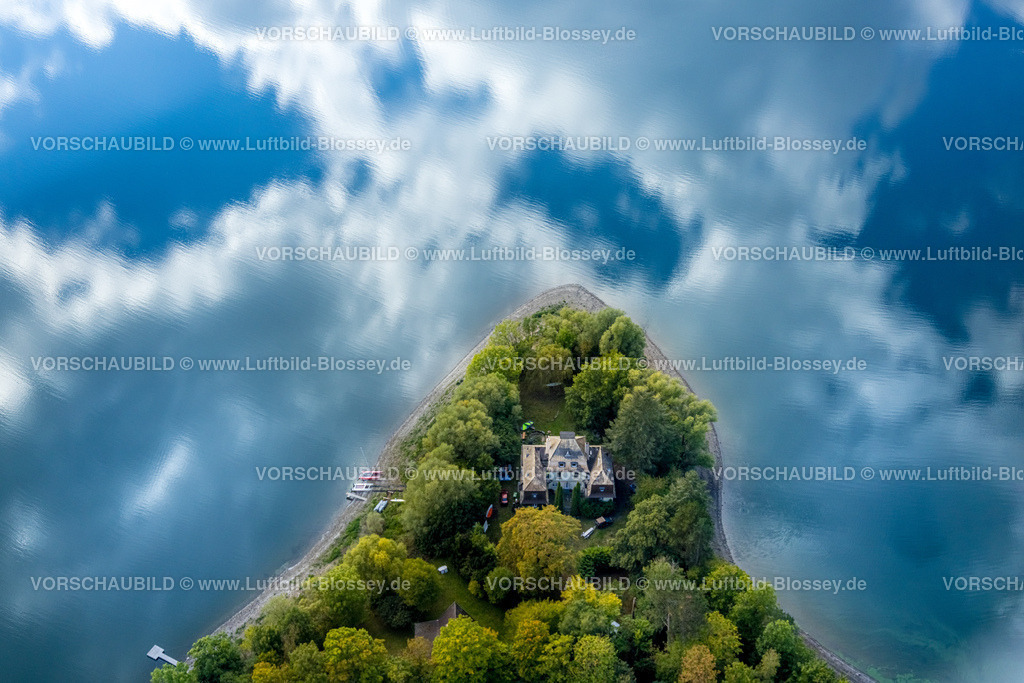 Moehnesee220902338 | Luftbild, Haus am See, bewaldete Landzunge, Spiegelung blauer Himmel und Wolken im Möhnesee, Delecke, Möhnesee, Sauerland, Nordrhein-Westfalen, Deutschland