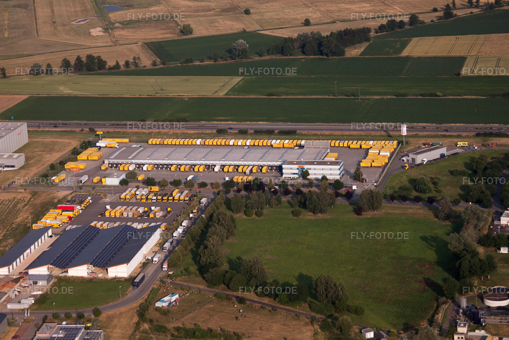 Luftbild: Gebäudekomplex und Logistikzentrum auf dem Gelände der DHL Global Forwarding Freight an der A5 in Herbolzheim im Bundesland Baden-Württemberg in Deutschland. Foto: IMG_68147.jpg vom 19.06.2014 durch Werner Riehm/FLY-FOTO.de