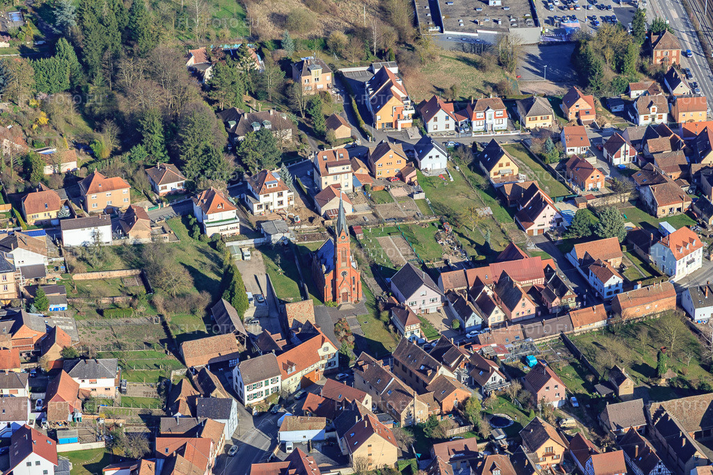 Vue aérienne: Eglise protestante luthérienne Hochfelden à Hochfelden dans le département Bas Rhin, France – .Photo: IMG_097580.jpg prise le 16/03/2017 par Werner Riehm/FLY-FOTO.eu – Résolution de l'original: 5049 x 3366 px