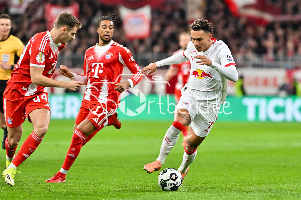 FC Bayern München - RB Leipzig | MUNICH, GERMANY - 11. FEBRUARY: im Duell Josip STANISIC (FC Bayern Munich 44) und Antonio Eromonsele Nordby NUSA (RB Leipzig 7) während dem Spiel zwischen dem FC Bayern München und RB Leipzig beim Viertelfinale des DFB-Pokales in der Allianz Arena / Michael OLISE (FC Bayern Munich 17)