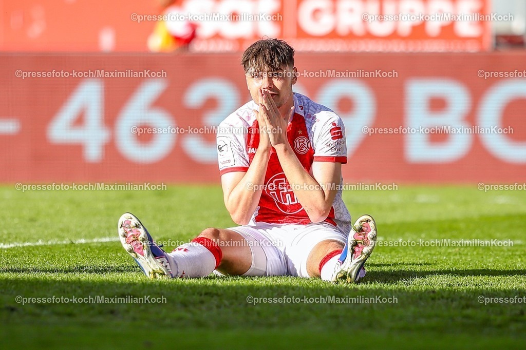 xKWIx26042601041 | 2026.04.26, xkwix, Fußball, 3.Liga, Rot-Weiss Essen - 1. FC Saarbrücken, Stadion an der Hafenstraße, 35.Spieltag, Saison 2025 / 2026: Jaka Čuber Potočnik (Rot-Weiss Essen #9) am Boden enttaeuscht und frustriert  DFB regulations prohibit any use of photographs as image sequences and or quasi-video. Photo: xKamilxWilkowskixPressefotoKochx