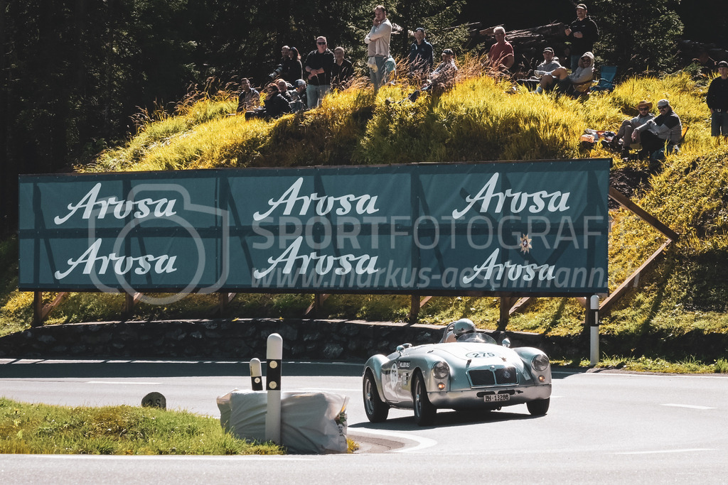 21. Arosa ClassicCar 2025 - 6. =September= 2025 | Iris Kramer aus Erlenbach (SUI) in einem MG A Racing aus dem Jahre 1956 mit Startnummer 275 am Arosa ClassicCar 2025 in der Kategorie Classic Trophy..@arosaclassiccar, @arosa.official, #arosaclassiccar, #arosa, #76curves, #classiccarBild: Sportfotografie Markus Aeschimann | www.markus-aeschimann.ch - Realisiert mit Pictrs.com