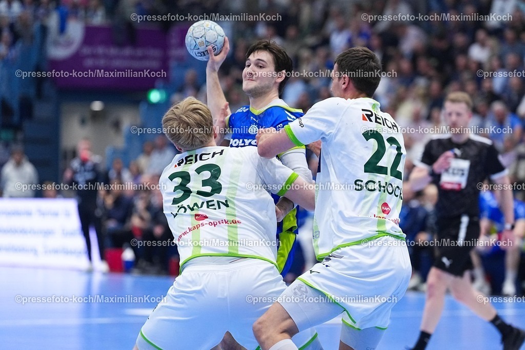 xYDRx11042601005 | 11.04.2026, xydrx, Handball, 1.HBL, VfL Gummersbach - HSG Wetzlar, Schwalbe-Arena: Ludvig Hallbaeck (VfL Gummersbach #20) im Zweikampf gegen Georg Loewen (HSG Wetzlar #33) und Jona Schoch (HSG Wetzlar #22)   Photo: xYannisxDreimannxPressefotoKochx