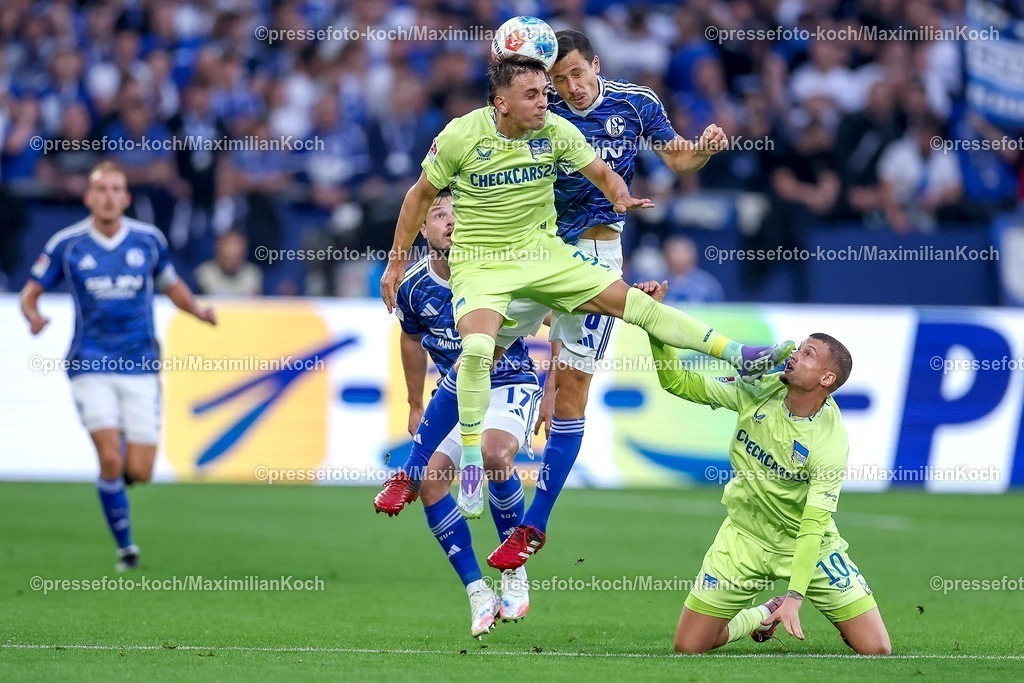 S0401082501027 | 01.08.2025, Fußball, FC Schalke 04 - Hertha BSC, 1.Spieltag, 2. Fußball Bundesliga, Veltins-Arena Gelsenkirchen, Saison 2025 2026: Michal Karbownik (Hertha BSC #33) und Michael Cuisance (Hertha BSC #10) im Zweikampf gegen  Amin Younes (Schalke04 #08) DFB regulations prohibit any use of photographs as image sequences and or quasi-video.